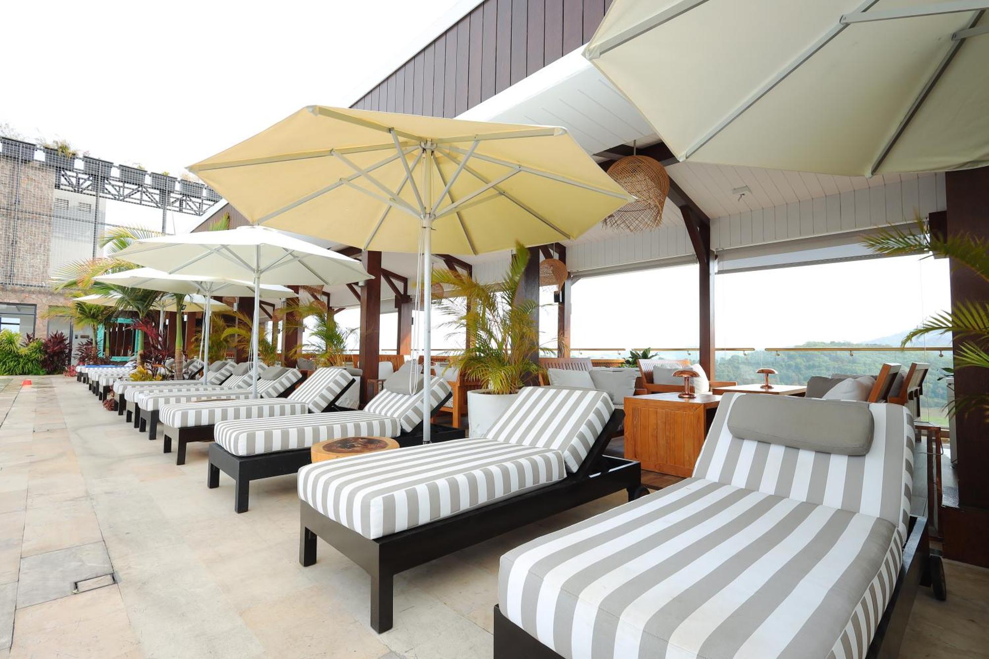 The Riyaz Lavanya Langkawi Pantai Cenang  Zewnętrze zdjęcie Rooftop pool at the hotel