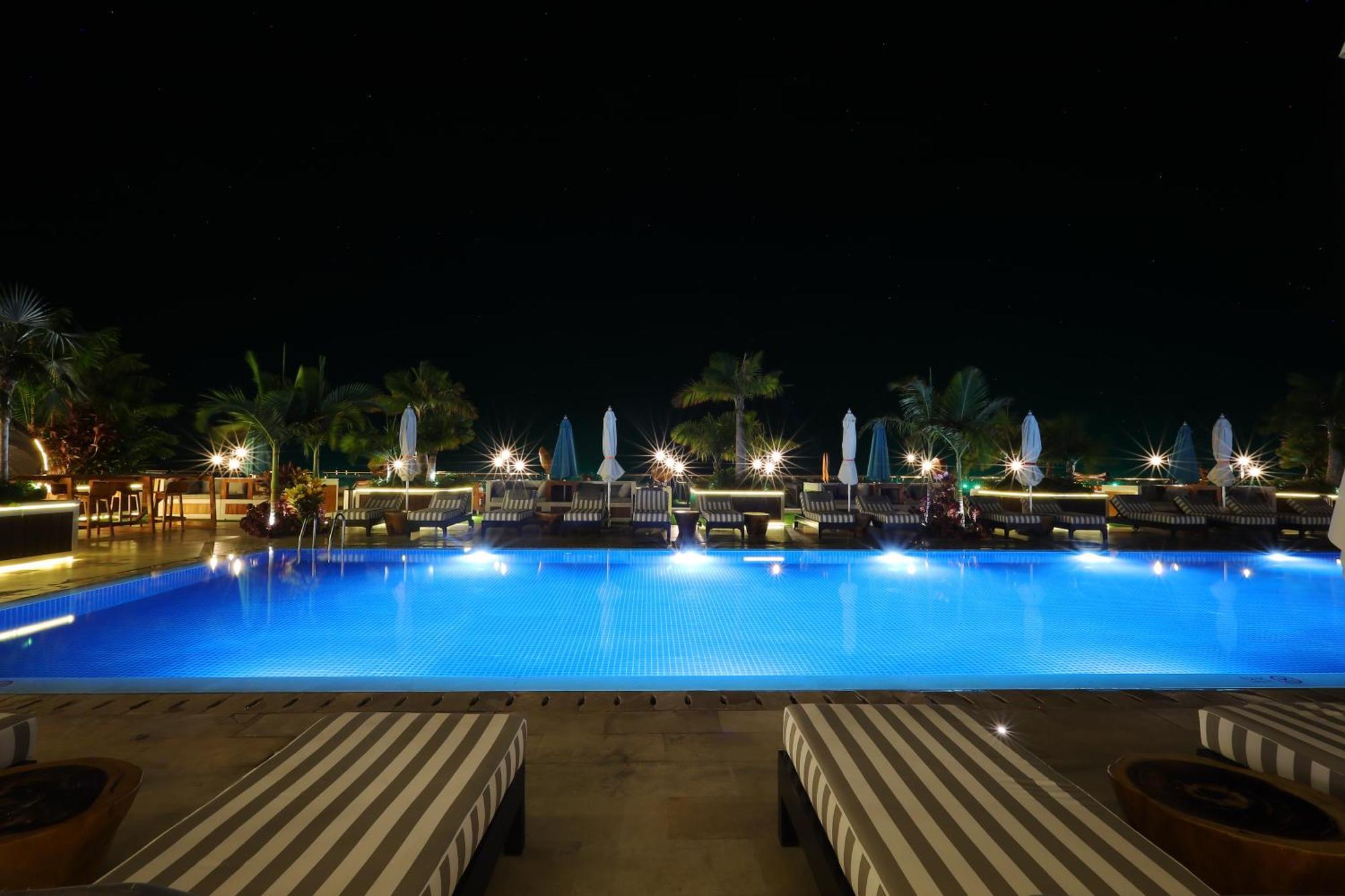 The Riyaz Lavanya Langkawi Pantai Cenang  Zewnętrze zdjęcie The pool at night